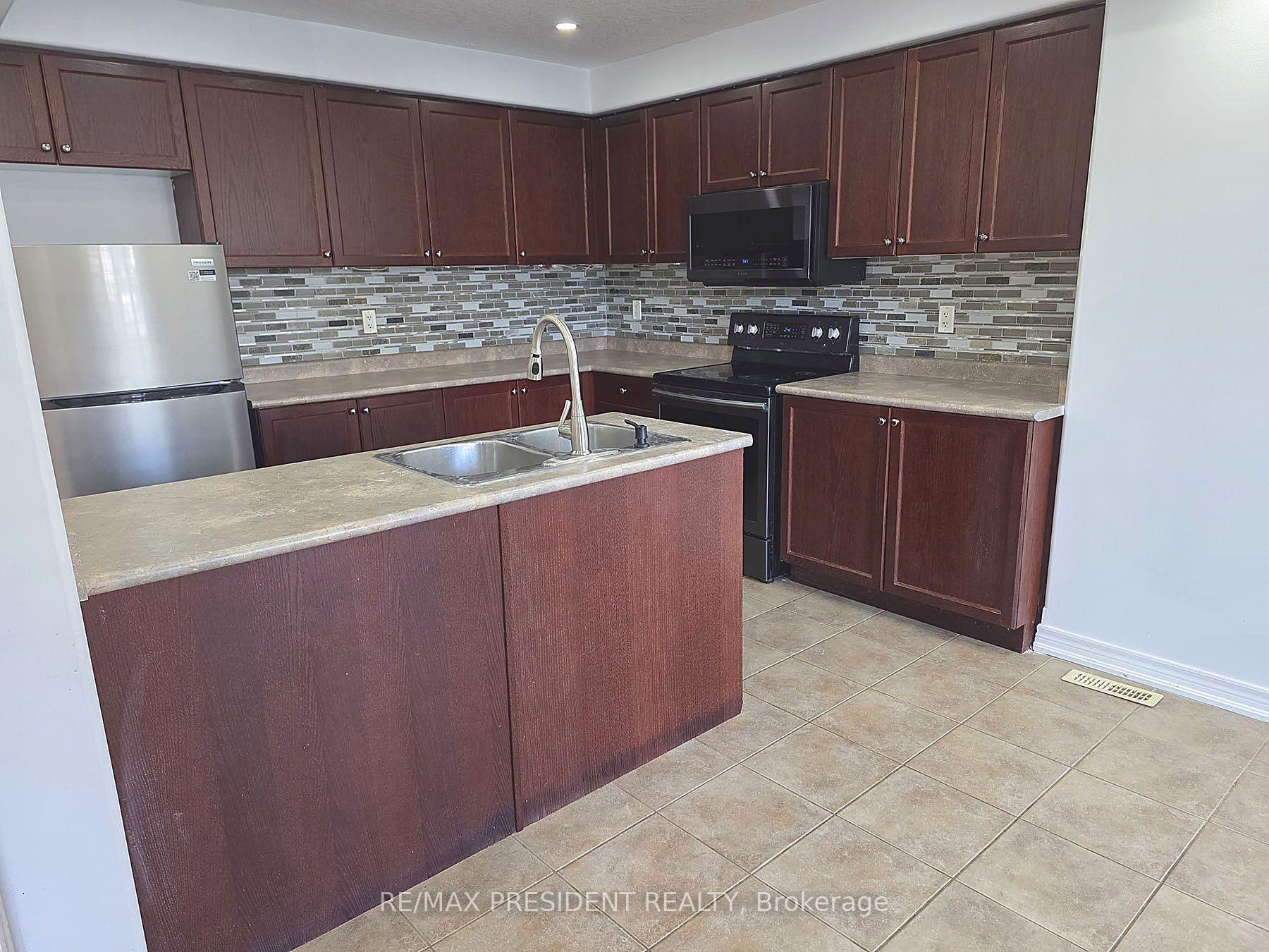 Photo 12 of 45 Lucas Crescent, Kawartha Lakes, Lindsay — HOMEH