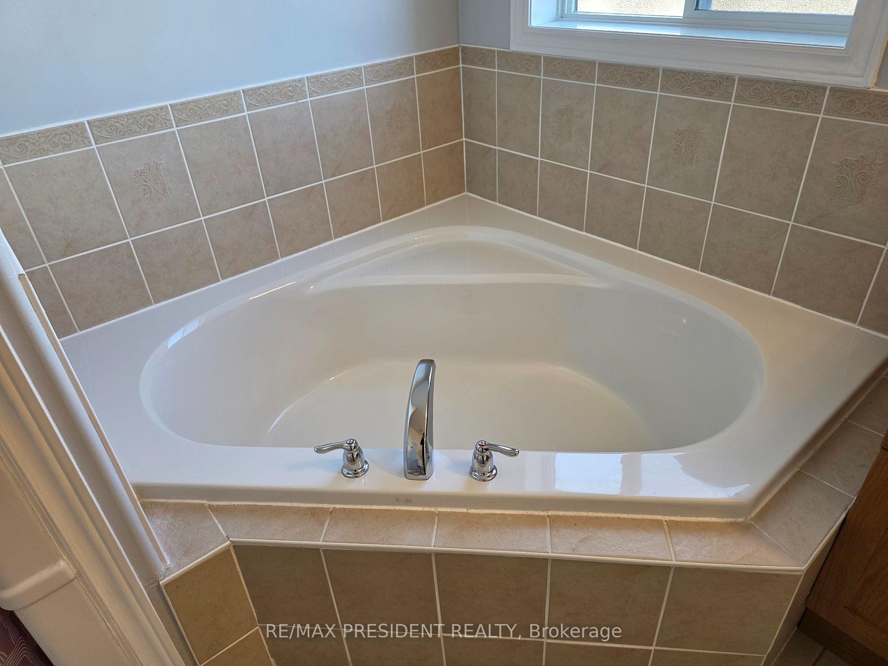Photo 26 of 45 Lucas Crescent, Kawartha Lakes, Lindsay — HOMEH