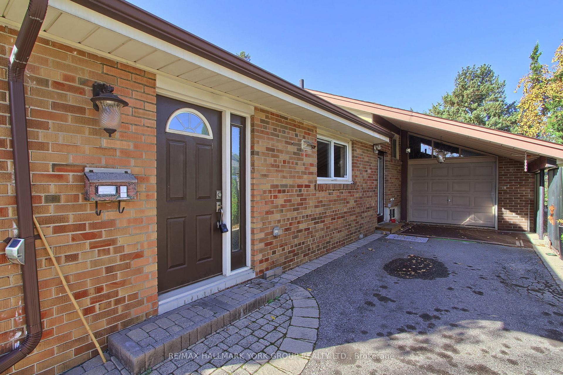 Photo 2 of 10 Harefield Drive, Etobicoke, Rexdale-Kipling — HOMEH