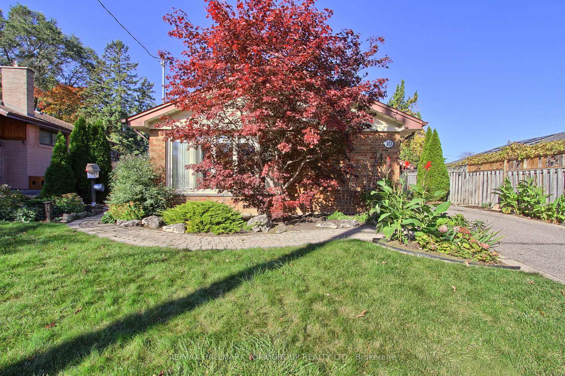 Photo 3 of 10 Harefield Drive, Etobicoke, Rexdale-Kipling — HOMEH