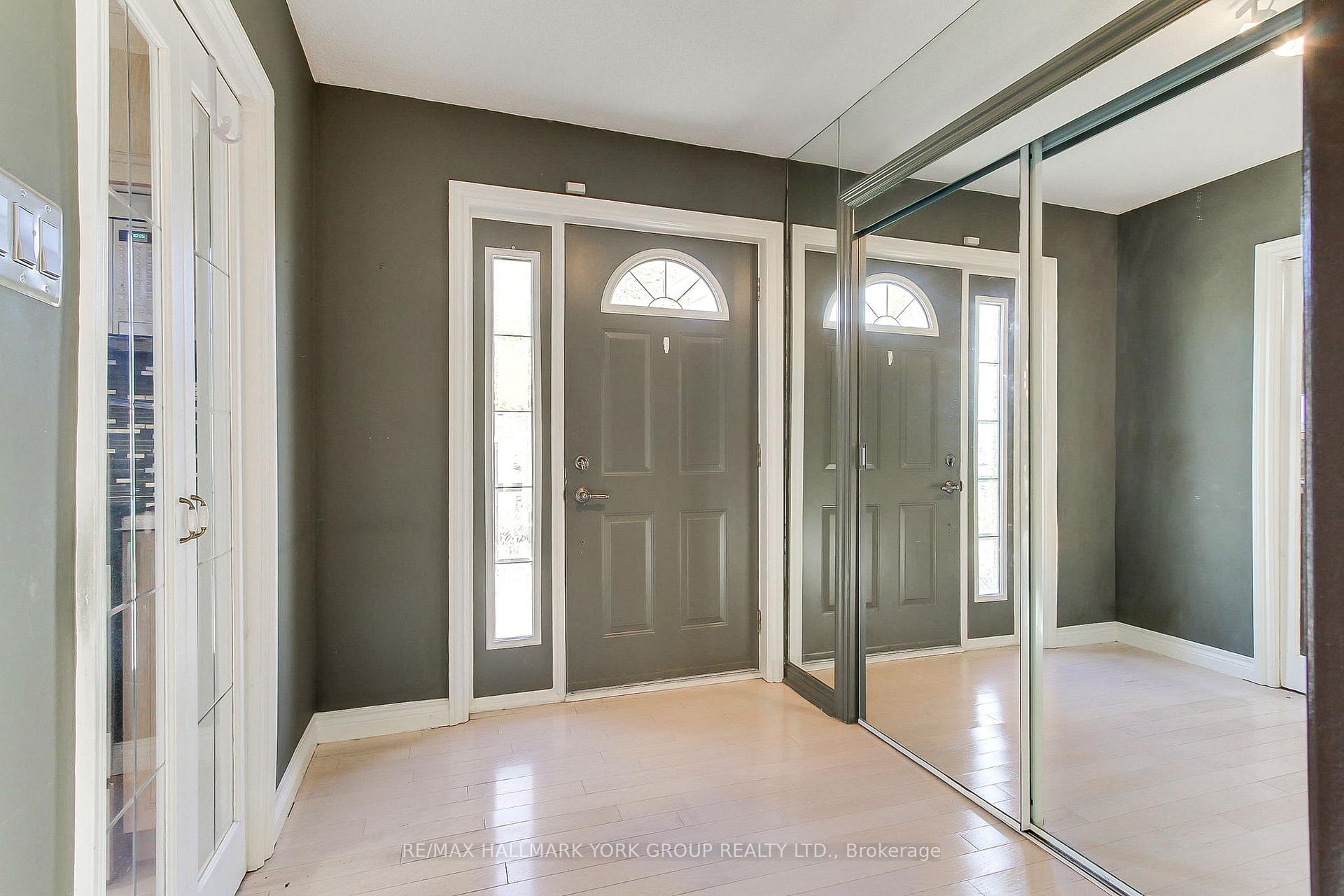 Photo 4 of 10 Harefield Drive, Etobicoke, Rexdale-Kipling — HOMEH
