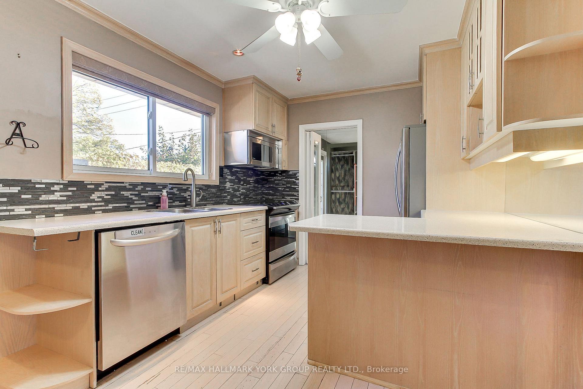 Photo 5 of 10 Harefield Drive, Etobicoke, Rexdale-Kipling — HOMEH