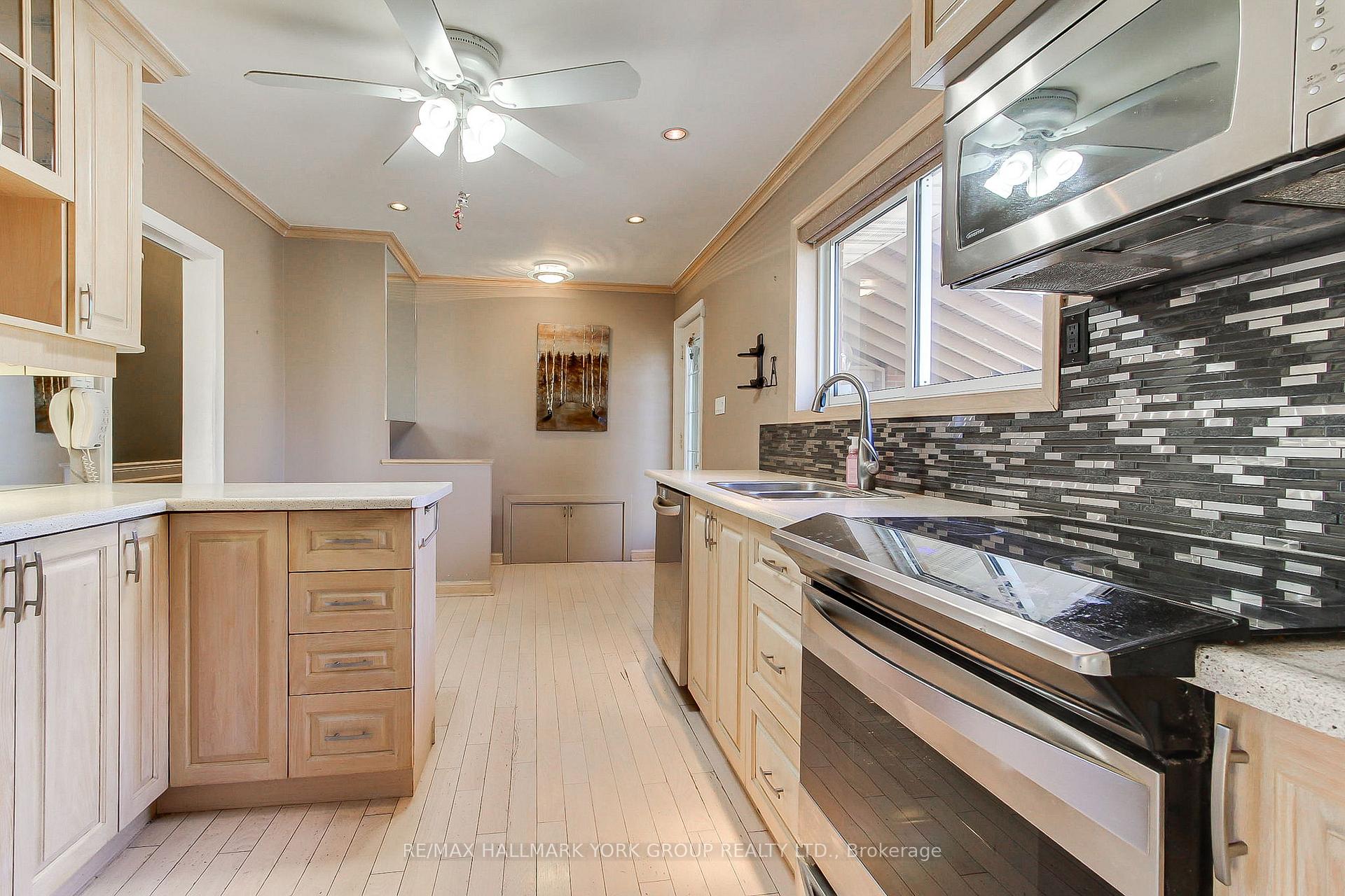 Photo 7 of 10 Harefield Drive, Etobicoke, Rexdale-Kipling — HOMEH