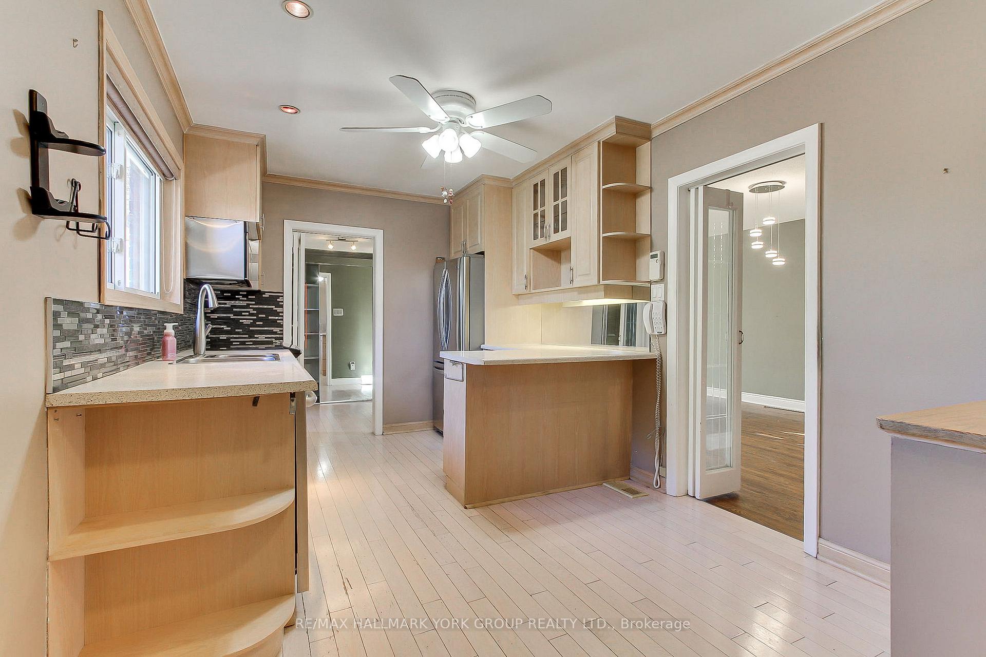 Photo 8 of 10 Harefield Drive, Etobicoke, Rexdale-Kipling — HOMEH