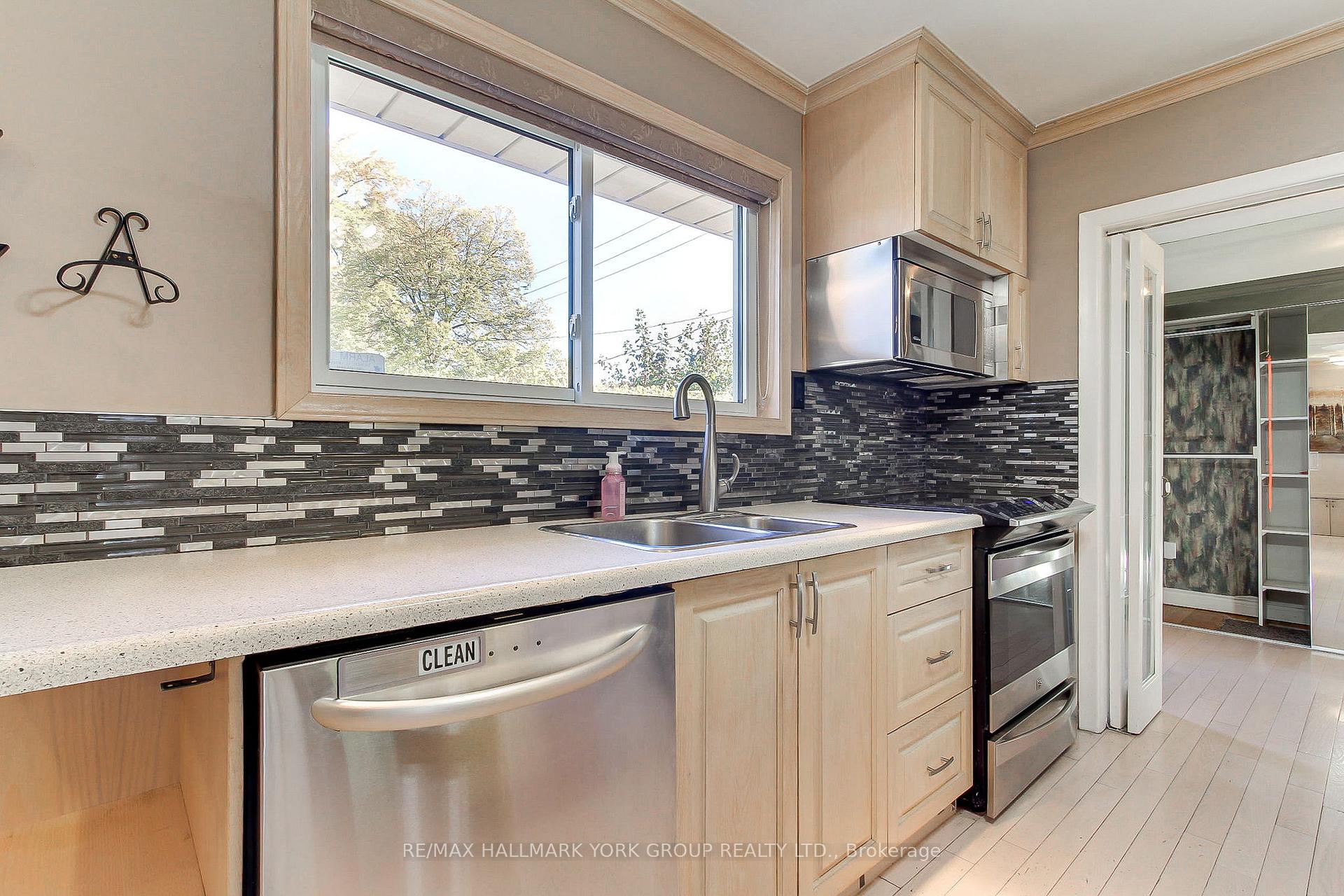 Photo 9 of 10 Harefield Drive, Etobicoke, Rexdale-Kipling — HOMEH