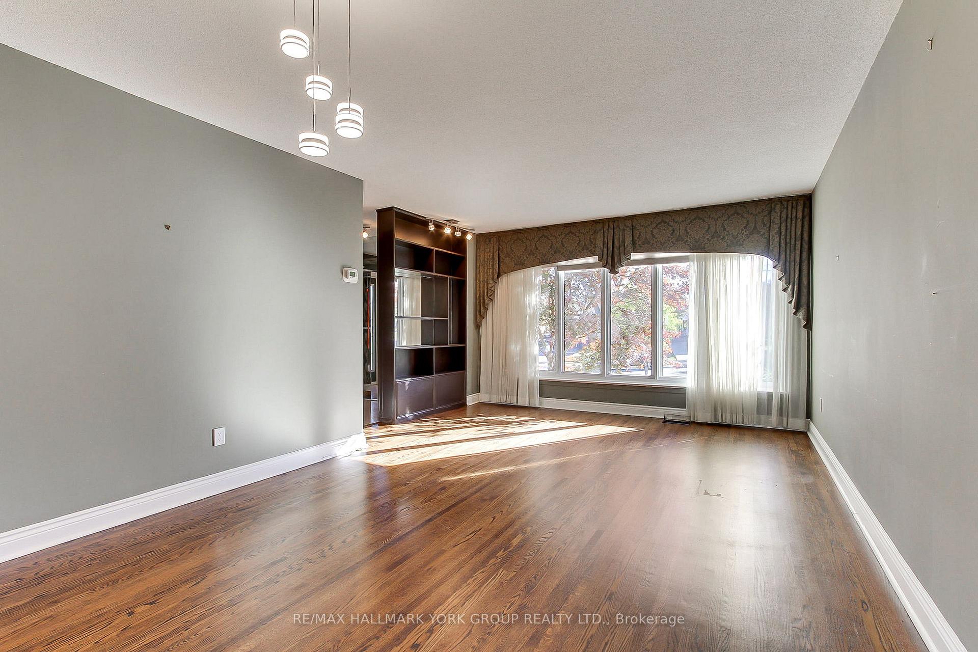 Photo 11 of 10 Harefield Drive, Etobicoke, Rexdale-Kipling — HOMEH