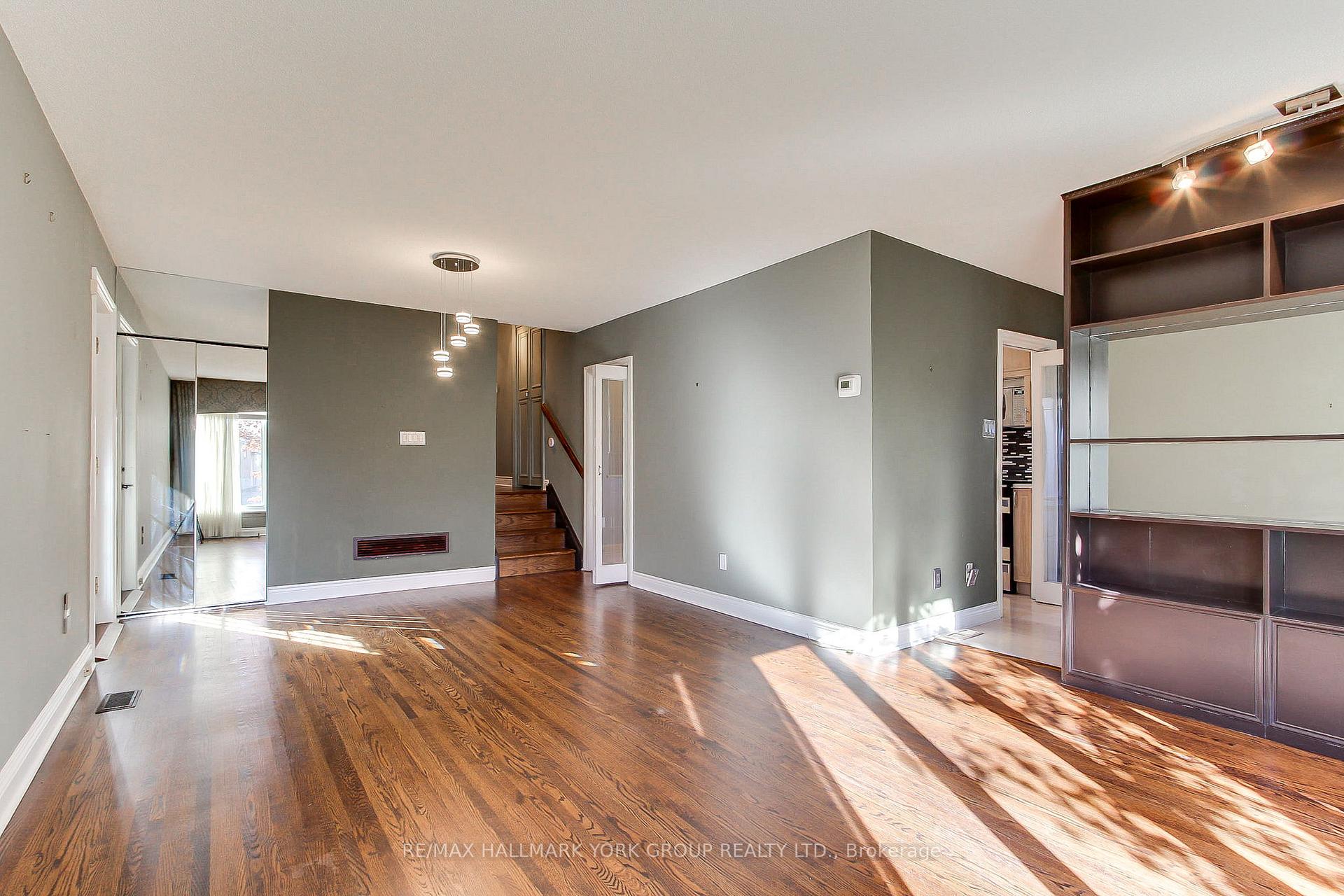 Photo 12 of 10 Harefield Drive, Etobicoke, Rexdale-Kipling — HOMEH