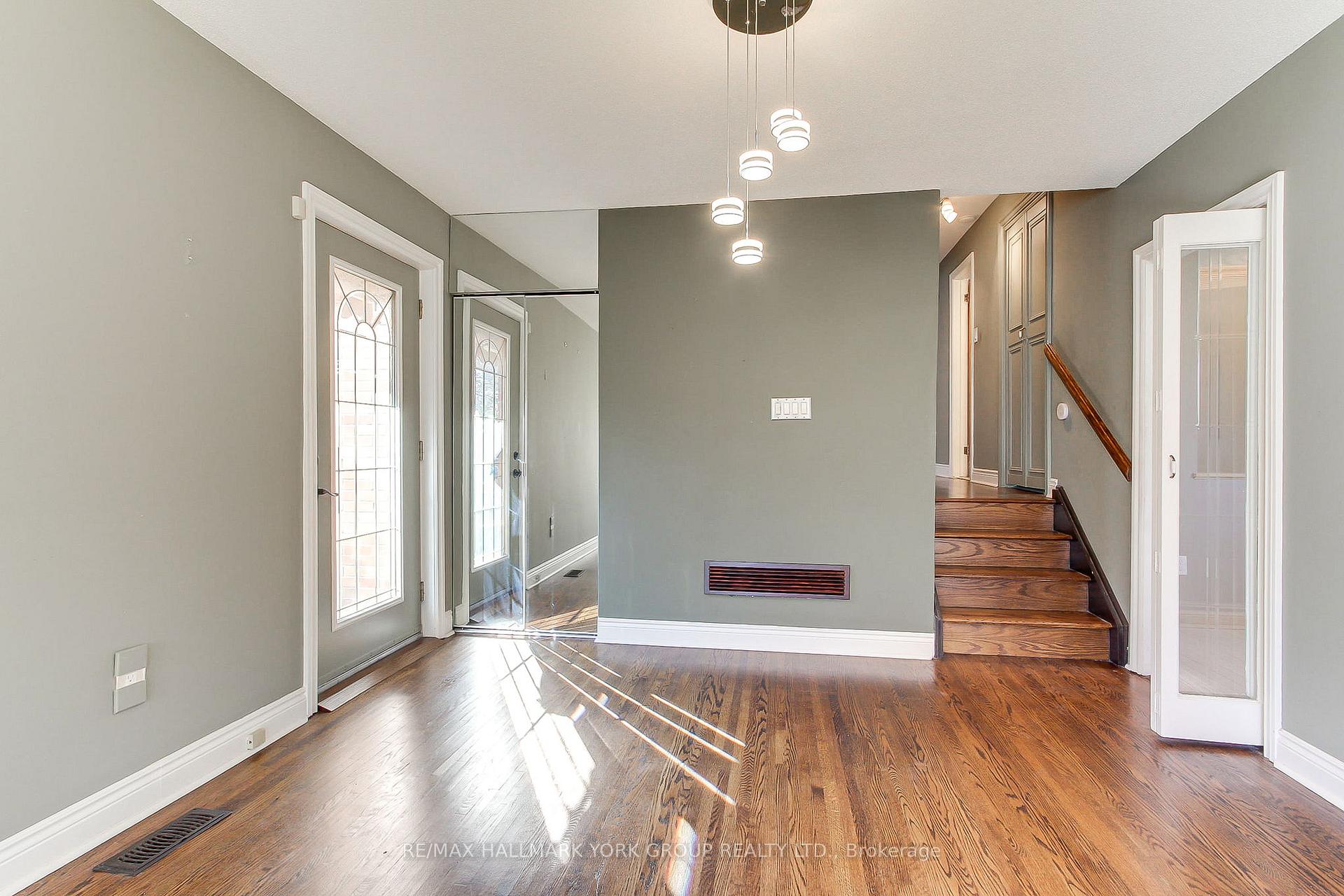 Photo 15 of 10 Harefield Drive, Etobicoke, Rexdale-Kipling — HOMEH