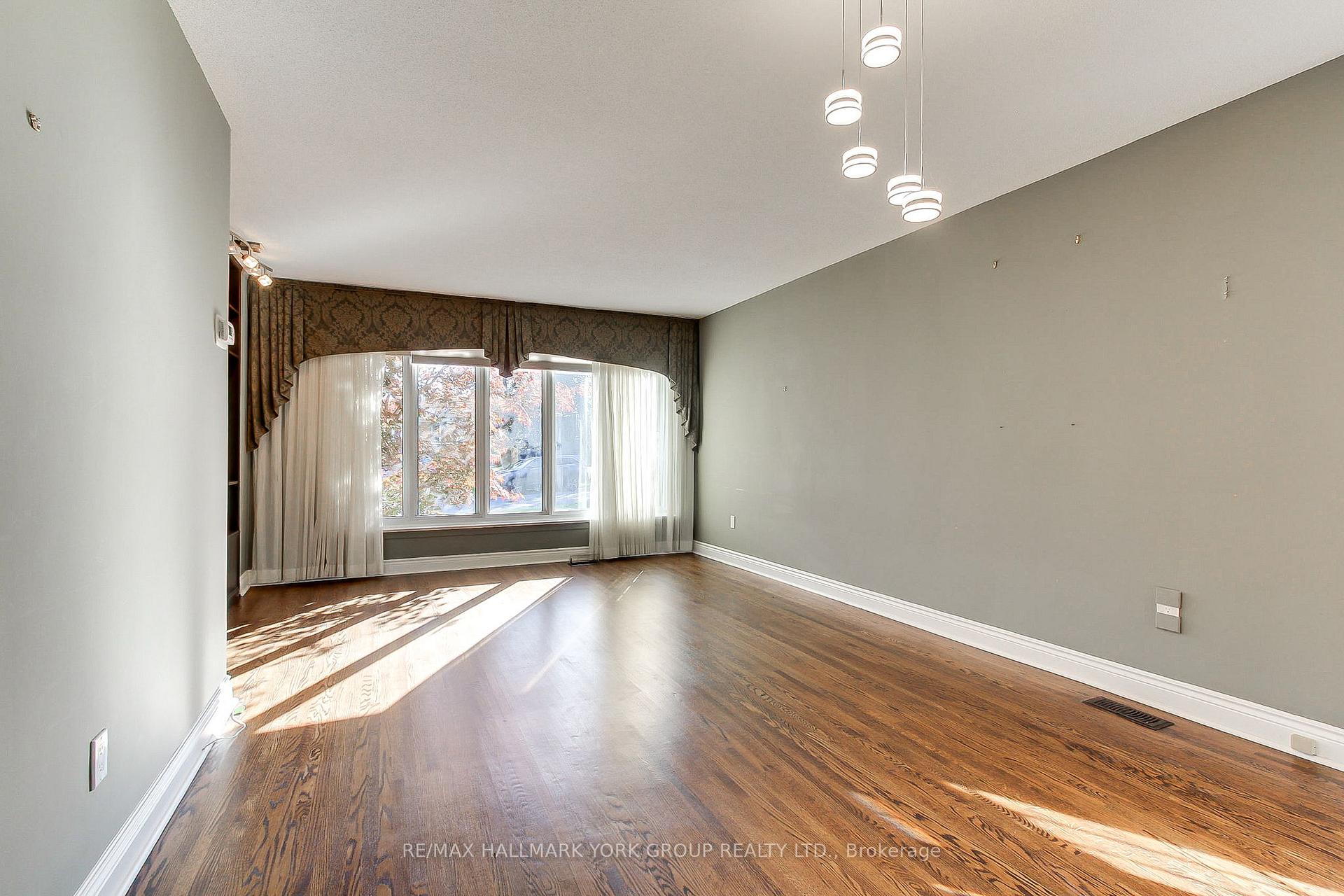 Photo 16 of 10 Harefield Drive, Etobicoke, Rexdale-Kipling — HOMEH