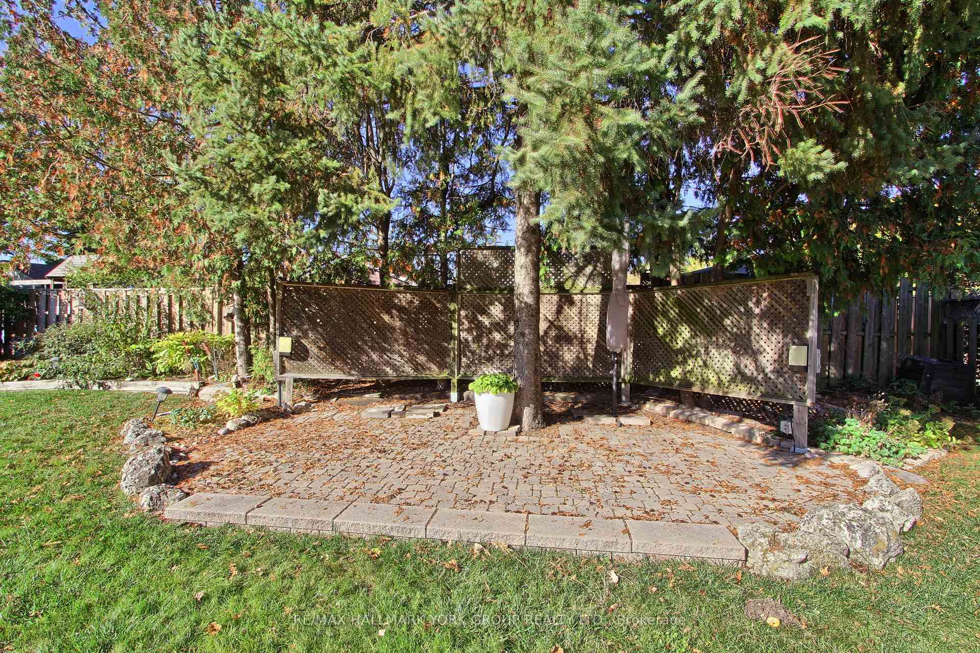Photo 36 of 10 Harefield Drive, Etobicoke, Rexdale-Kipling — HOMEH