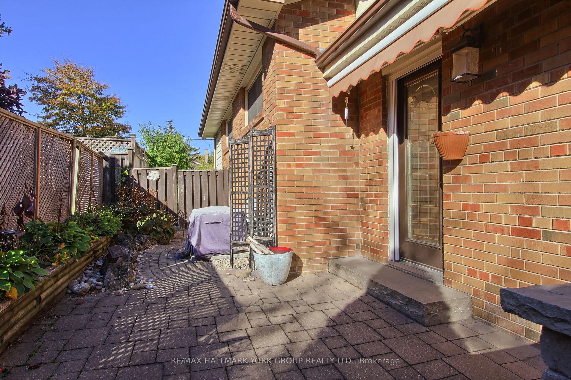 Photo 45 of 10 Harefield Drive, Etobicoke, Rexdale-Kipling — HOMEH
