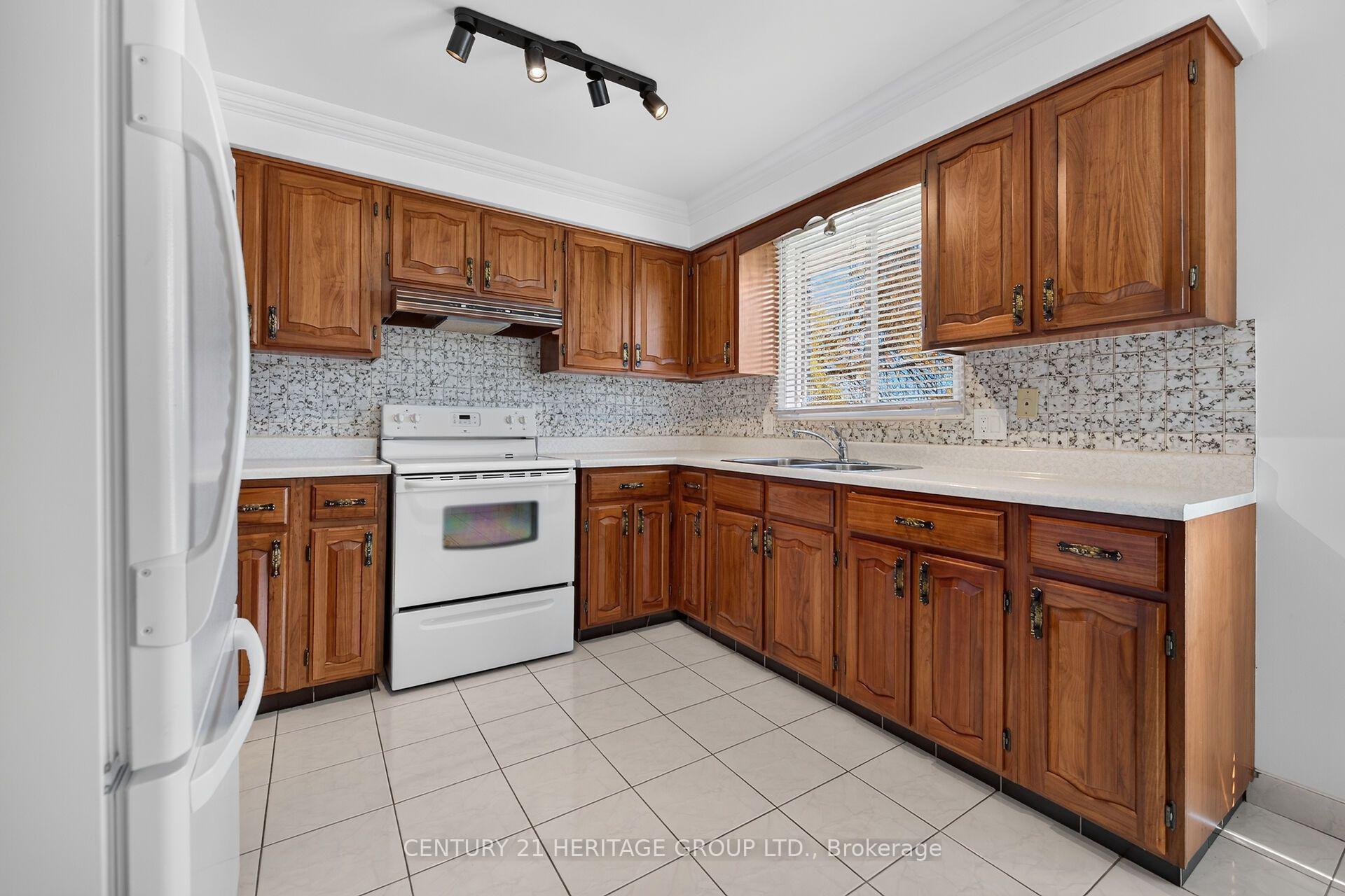 Photo 11 of 19 Meadowbrook Crescent, St. Catharines, Carlton/Bunting — HOMEH