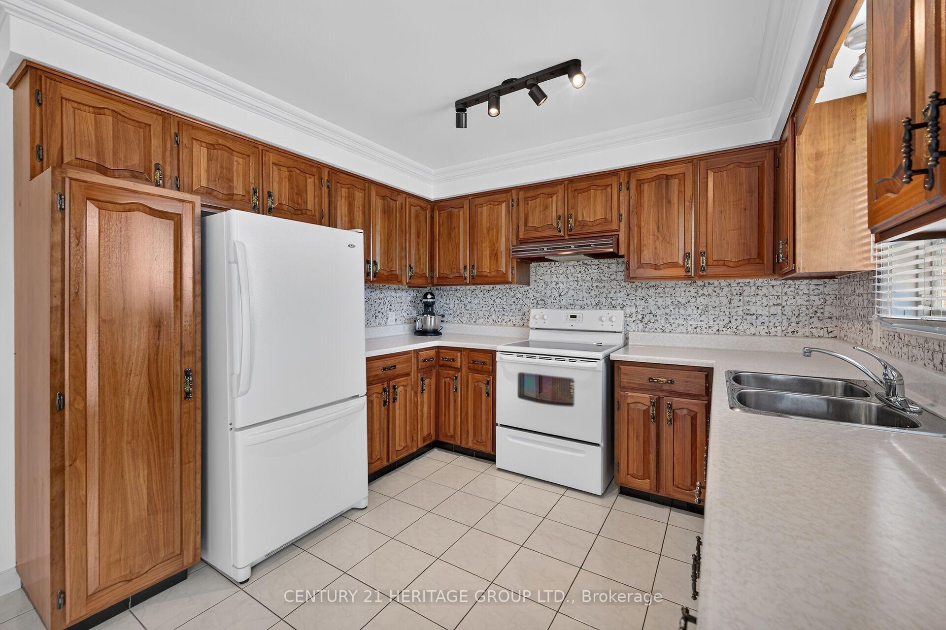 Photo 12 of 19 Meadowbrook Crescent, St. Catharines, Carlton/Bunting — HOMEH