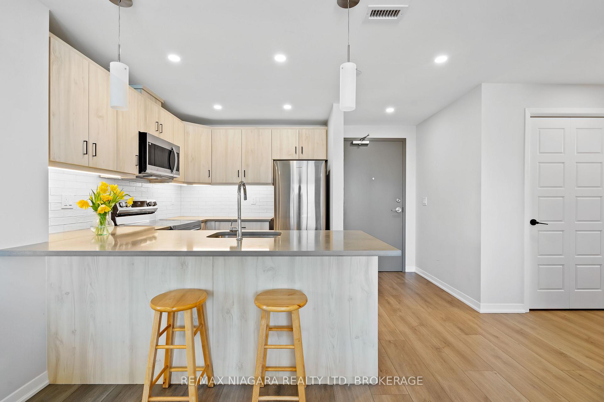 Photo of Unit 301, 3998 Victoria Avenue