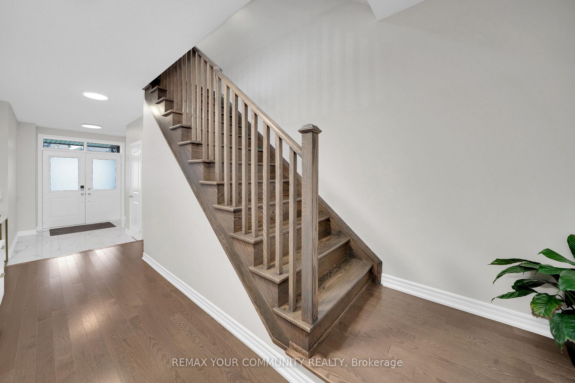 Photo 8 of 104 Holyrood Crescent, Vaughan, Kleinburg — HOMEH