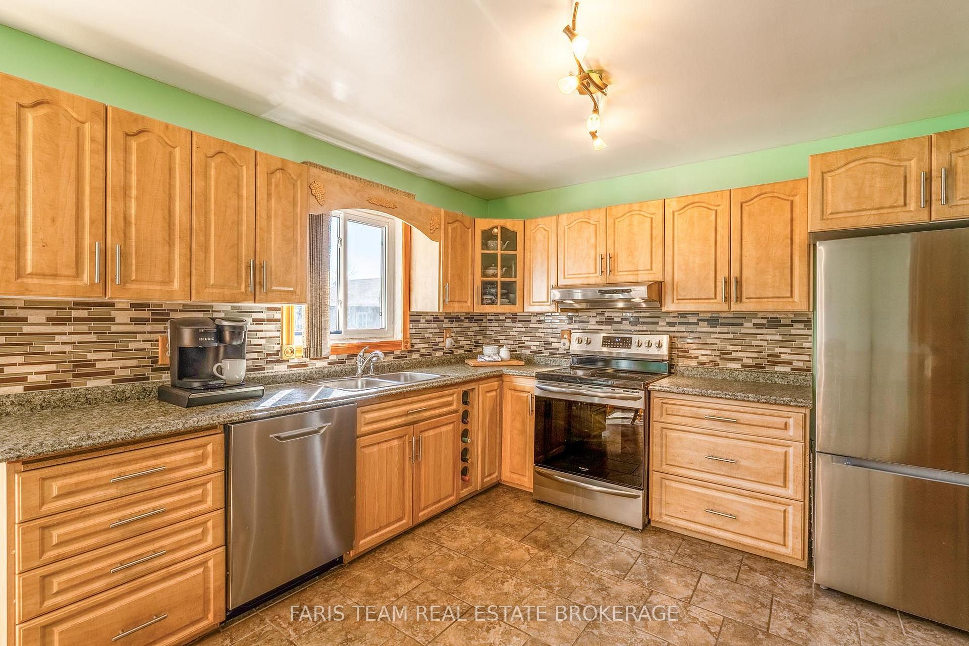 Photo 5 of 163 Shannon Street, Orillia — HOMEH