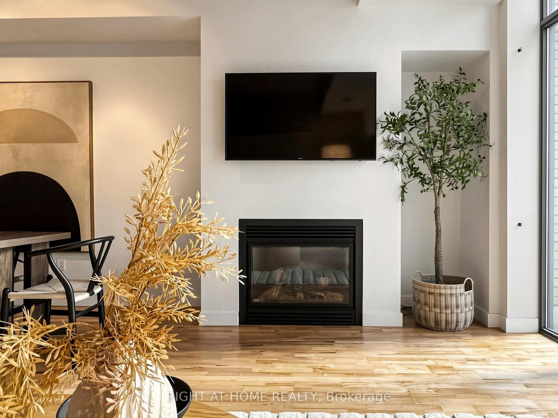 Photo 7 of Unit 4, 295 Mutual Street, Toronto, Church-Yonge Corridor — HOMEH