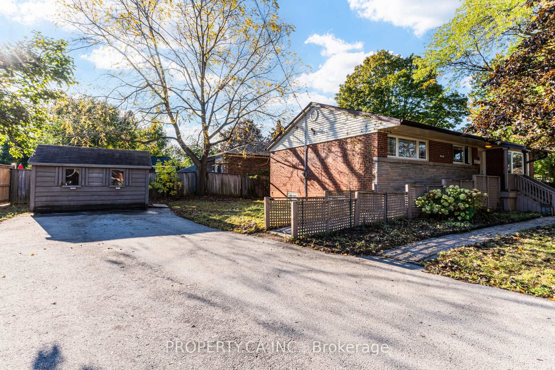 Photo 2 of 2302 Redfern Drive, Burlington, Brant — HOMEH