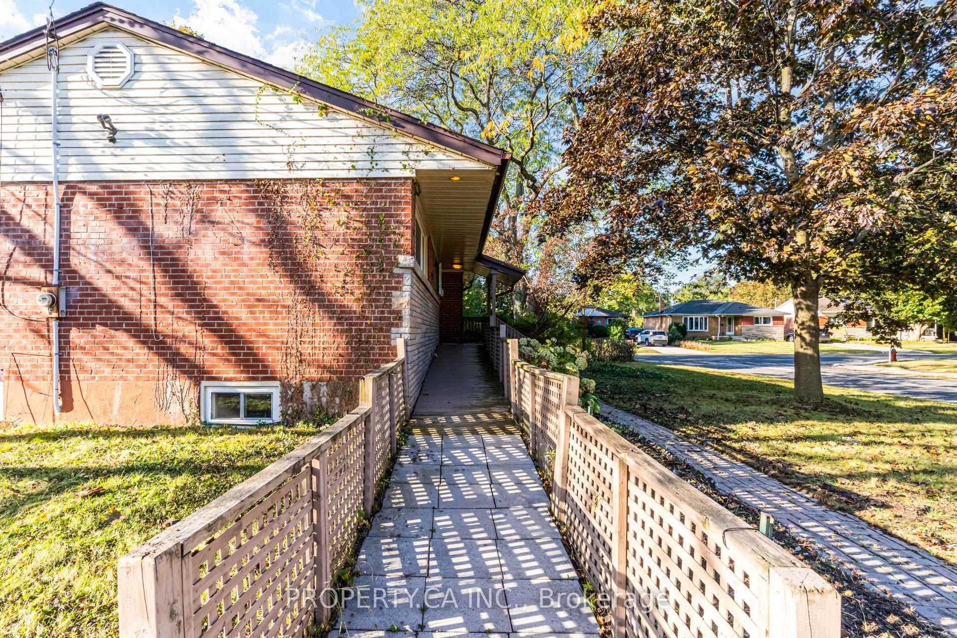 Photo 3 of 2302 Redfern Drive, Burlington, Brant — HOMEH