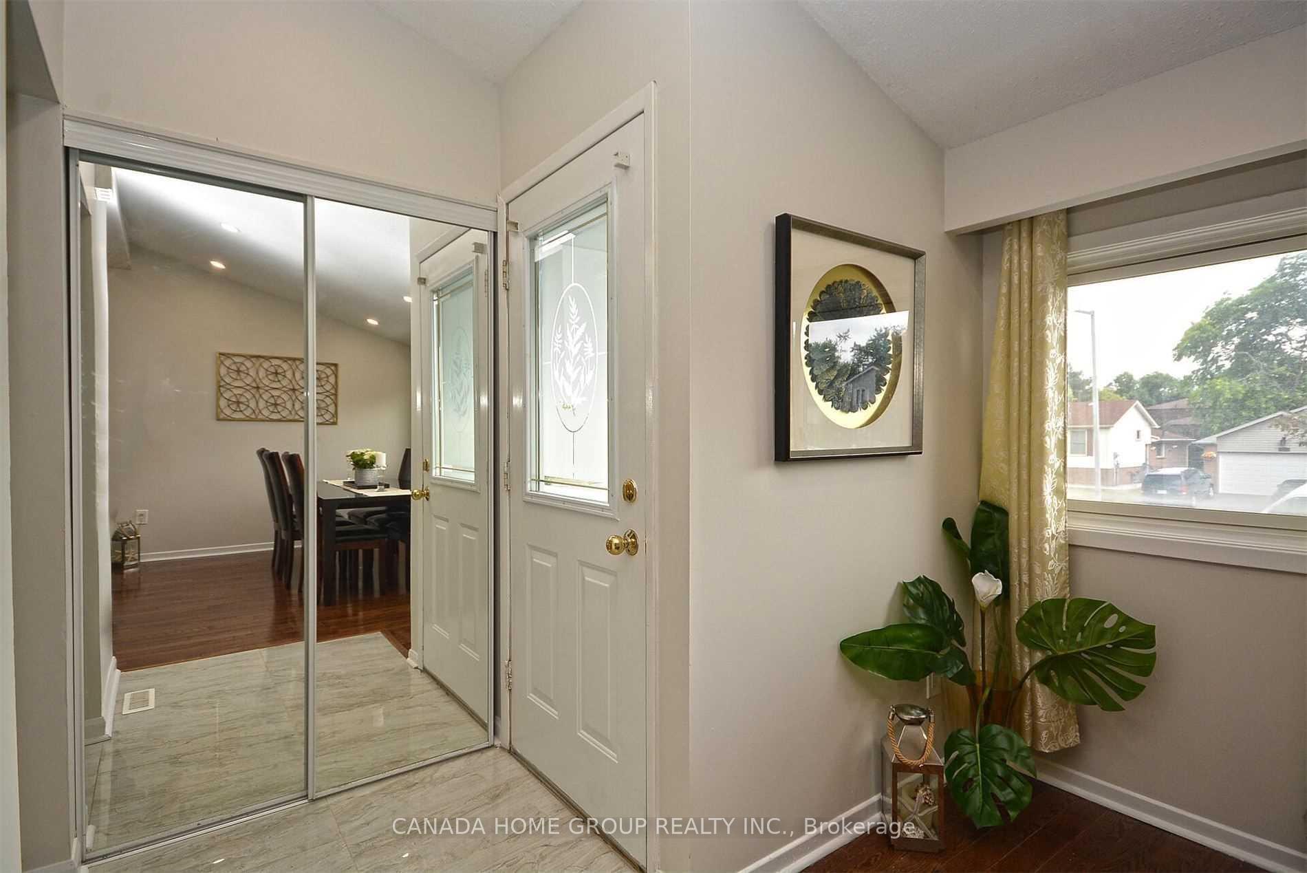 Photo 3 of Unit Upper Level, 2073 South Millway Avenue, Mississauga, Erin Mills — HOMEH