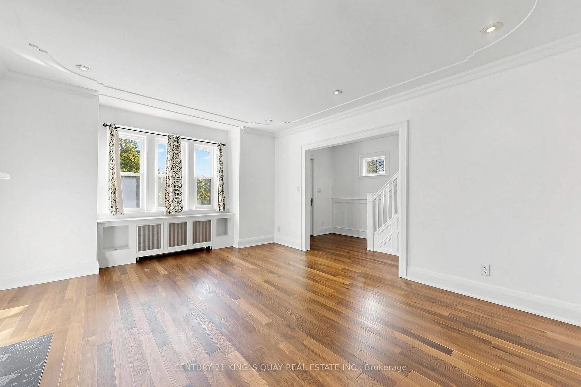 Photo 4 of 32 Crestview Drive, Toronto, Lawrence Park South — HOMEH