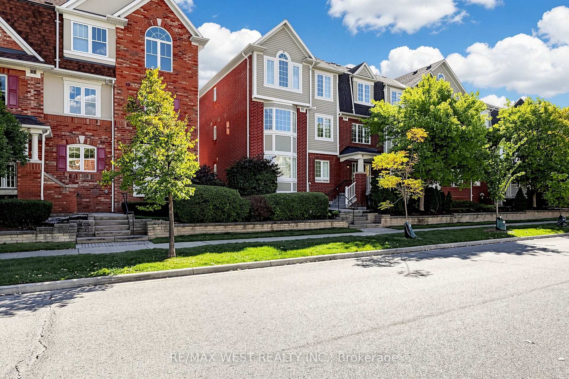 Photo 2 of Unit 1, 608 Shoreline Drive, Mississauga, Cooksville — HOMEH