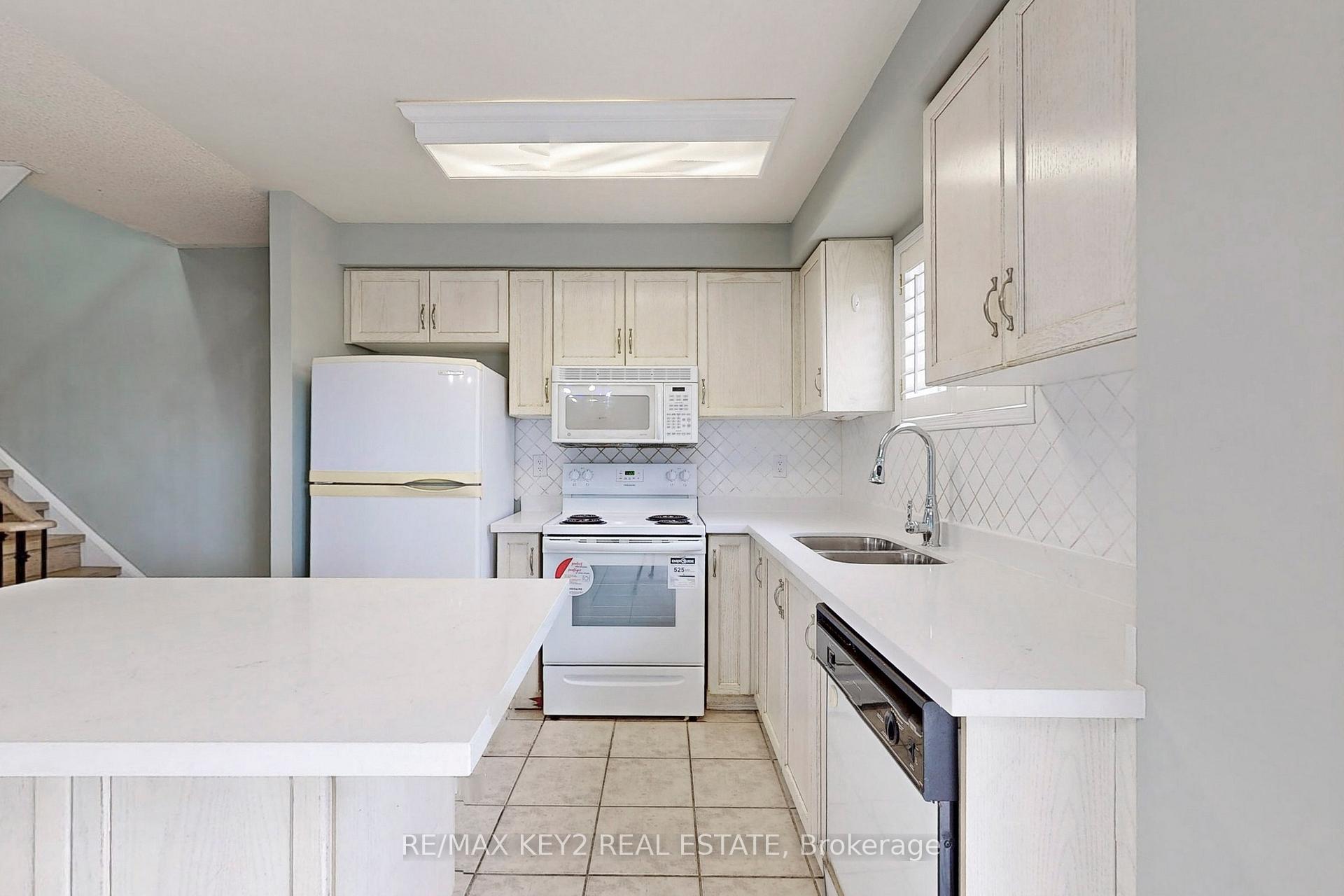 Photo 3 of 139 Kelso Crescent, Vaughan, Maple — HOMEH