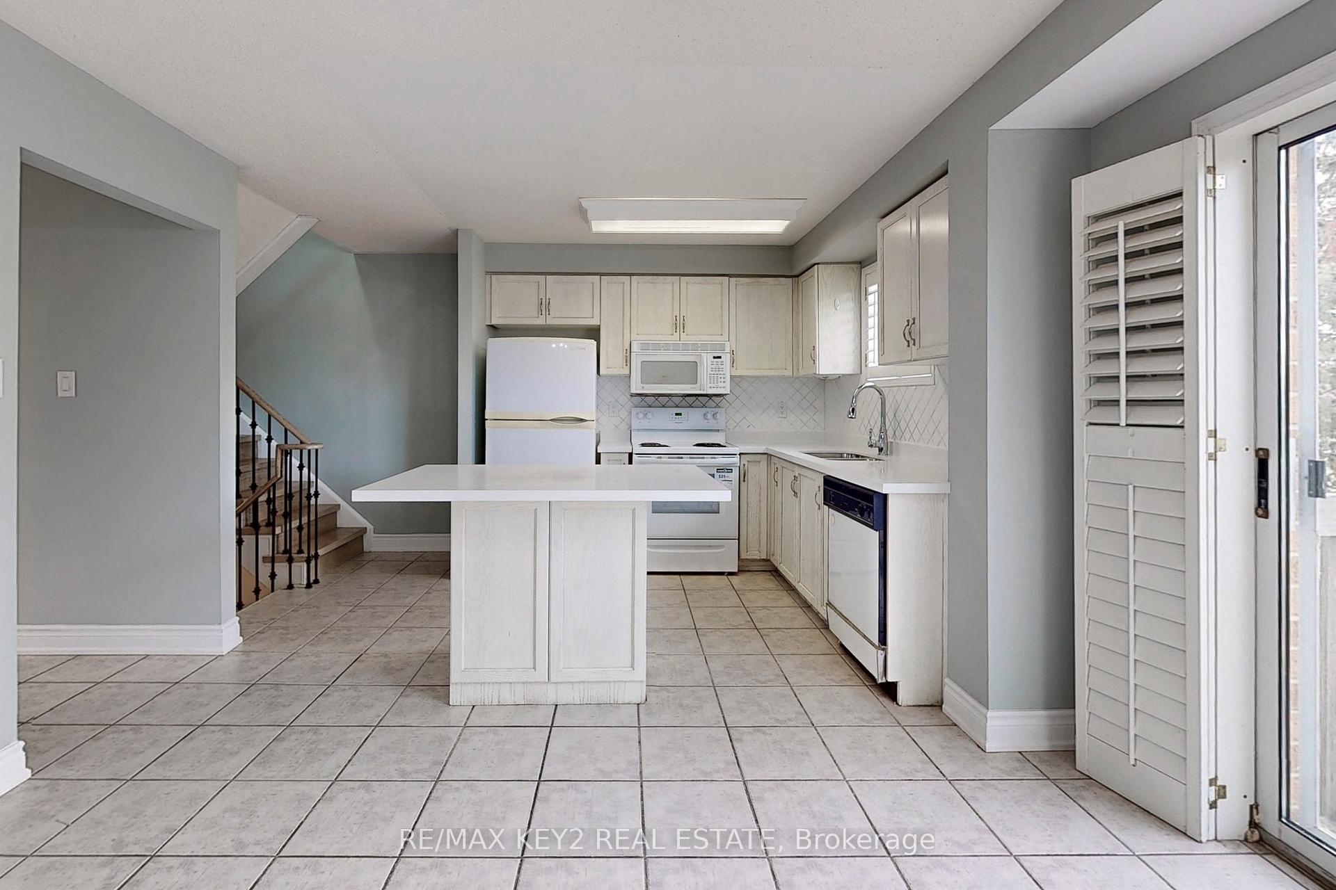 Photo 5 of 139 Kelso Crescent, Vaughan, Maple — HOMEH