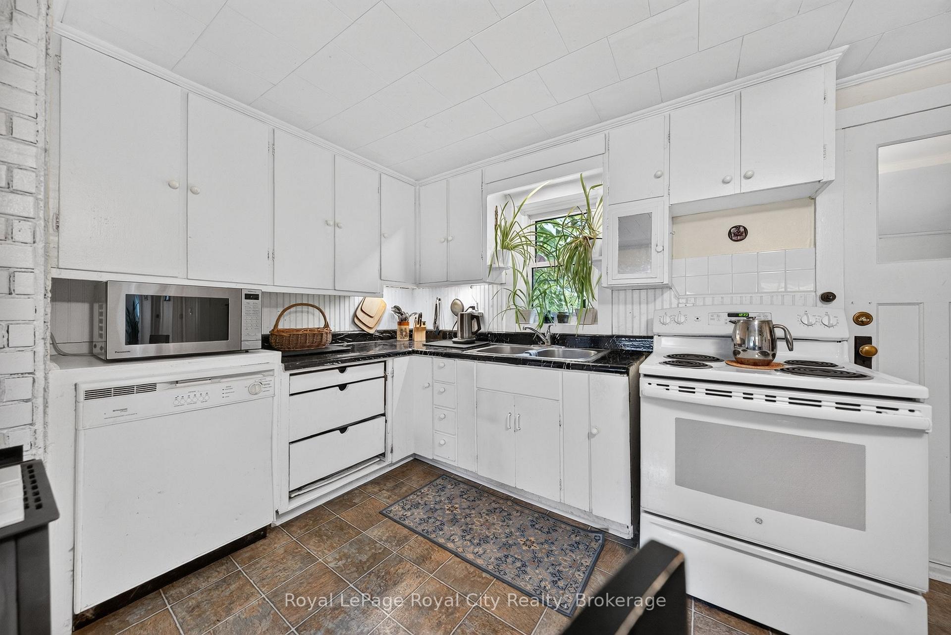 Photo 16 of 601 St Andrew Street E, Centre Wellington, Fergus — HOMEH