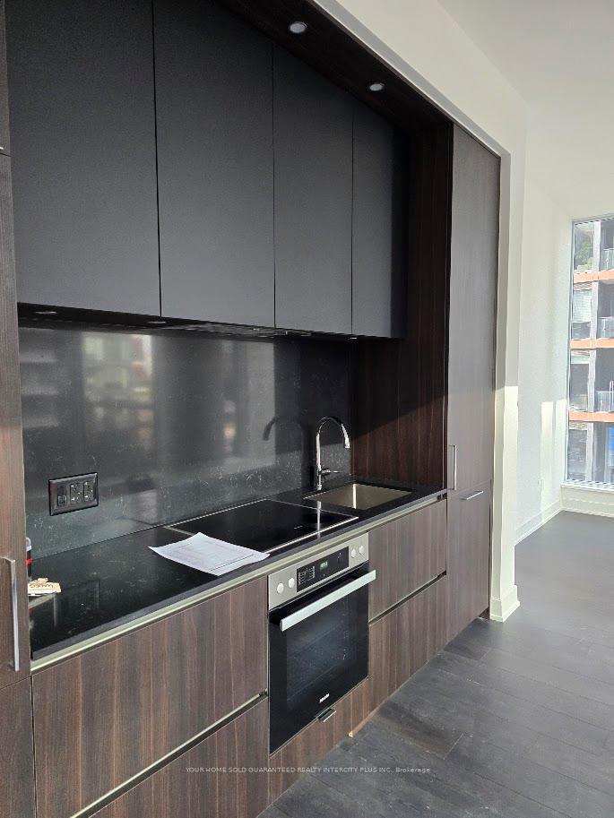 Front of Unit 811, 35 Mercer Street W