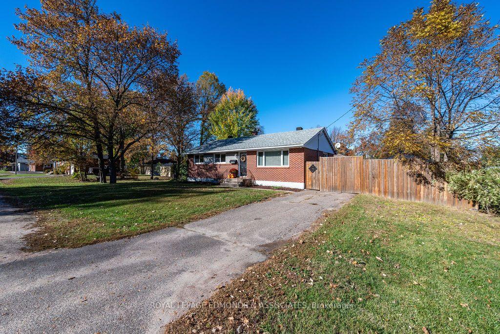 Photo 3 of 525 Irving Street, Pembroke, Pembroke — HOMEH