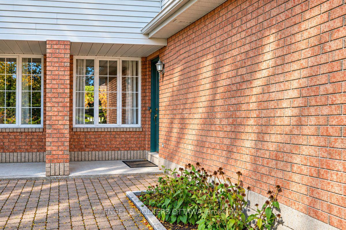 Photo 3 of 154 College Circle, Ottawa, Castle Heights — HOMEH