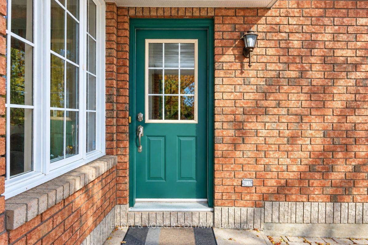 Photo 4 of 154 College Circle, Ottawa, Castle Heights — HOMEH