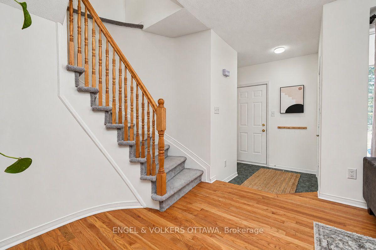 Photo 5 of 154 College Circle, Ottawa, Castle Heights — HOMEH