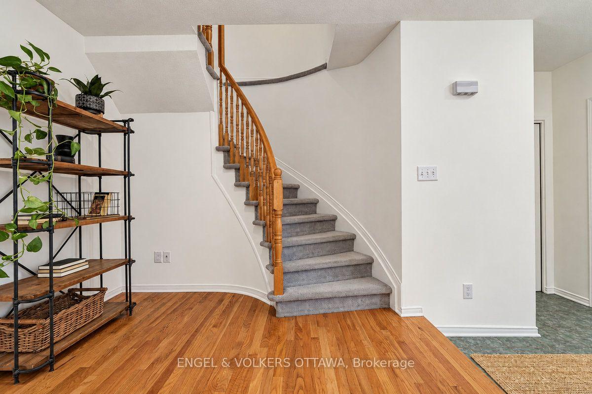 Photo 6 of 154 College Circle, Ottawa, Castle Heights — HOMEH