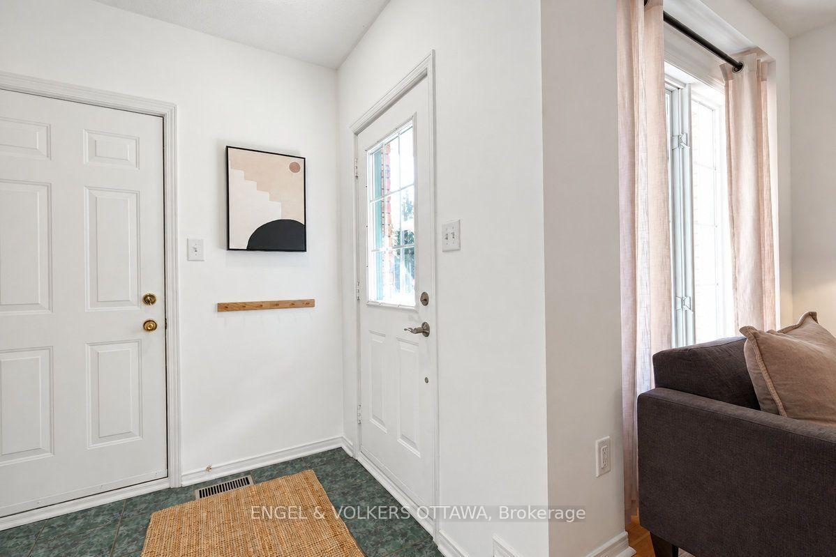 Photo 7 of 154 College Circle, Ottawa, Castle Heights — HOMEH