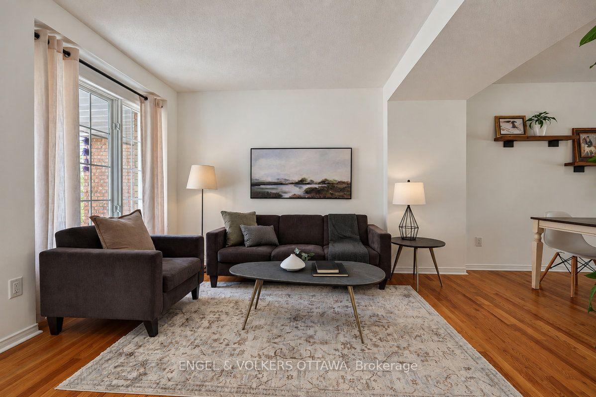 Photo 10 of 154 College Circle, Ottawa, Castle Heights — HOMEH