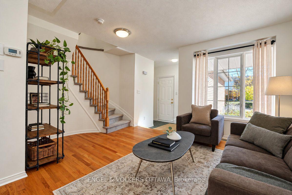 Photo 12 of 154 College Circle, Ottawa, Castle Heights — HOMEH