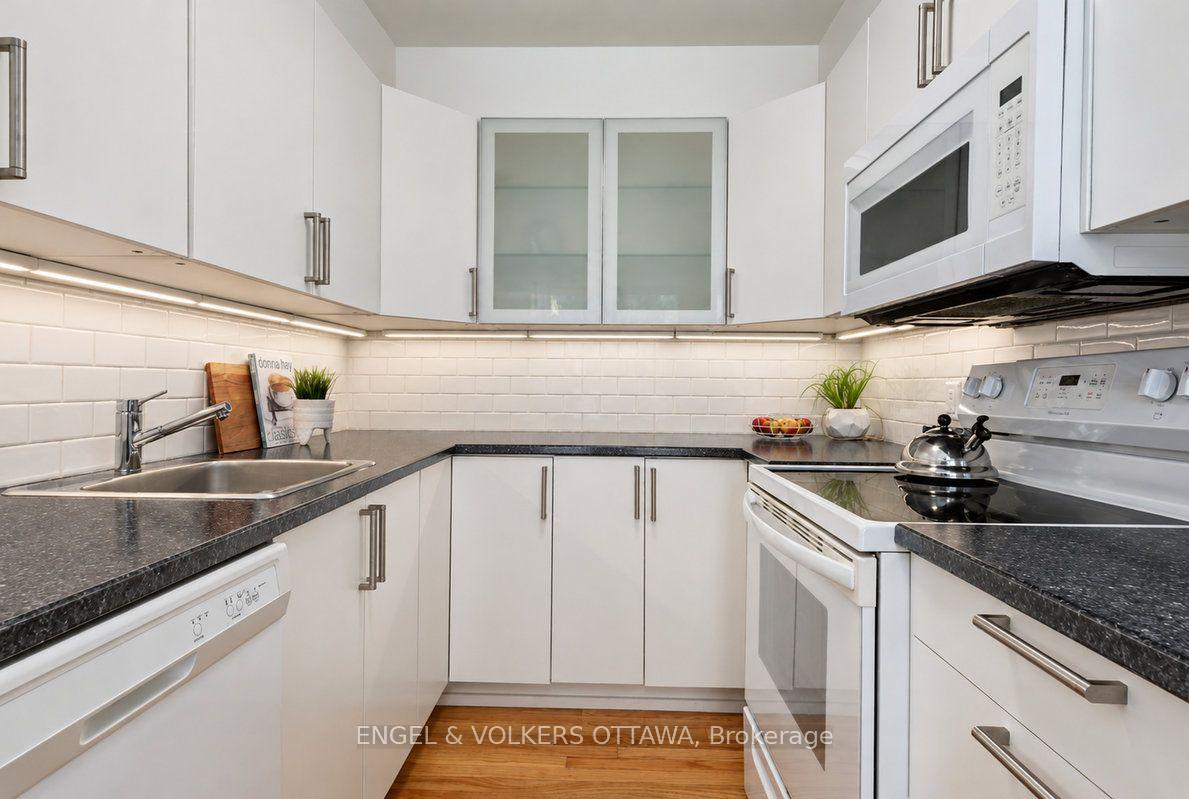 Photo 18 of 154 College Circle, Ottawa, Castle Heights — HOMEH