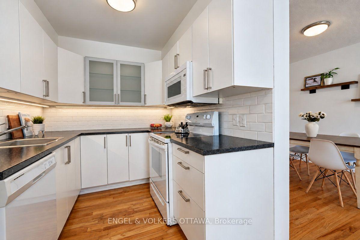 Photo 19 of 154 College Circle, Ottawa, Castle Heights — HOMEH