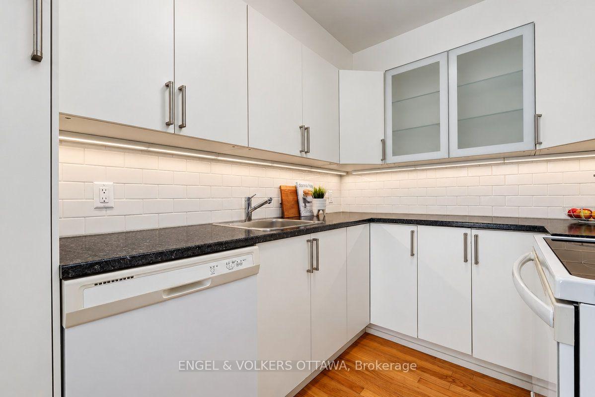 Photo 20 of 154 College Circle, Ottawa, Castle Heights — HOMEH