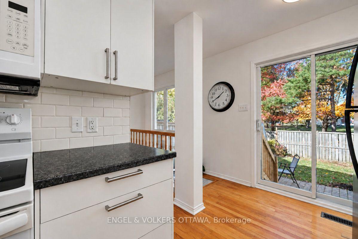 Photo 21 of 154 College Circle, Ottawa, Castle Heights — HOMEH