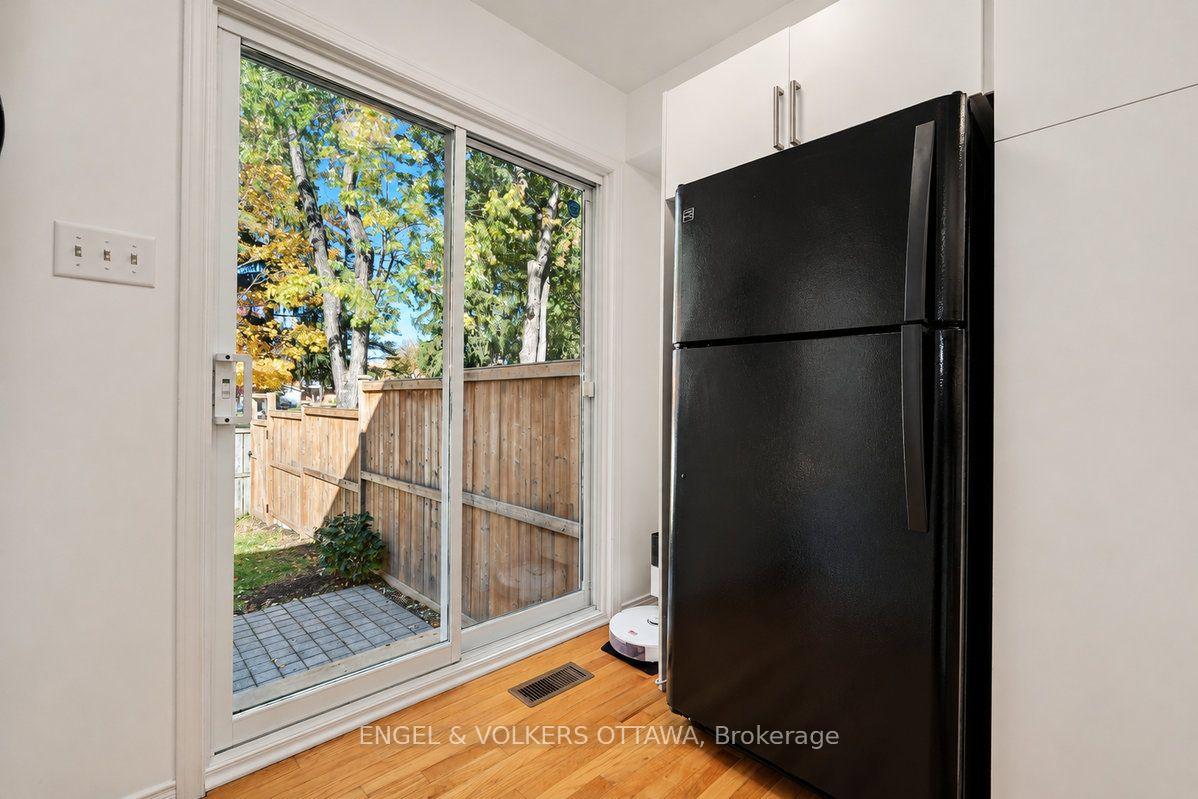 Photo 23 of 154 College Circle, Ottawa, Castle Heights — HOMEH