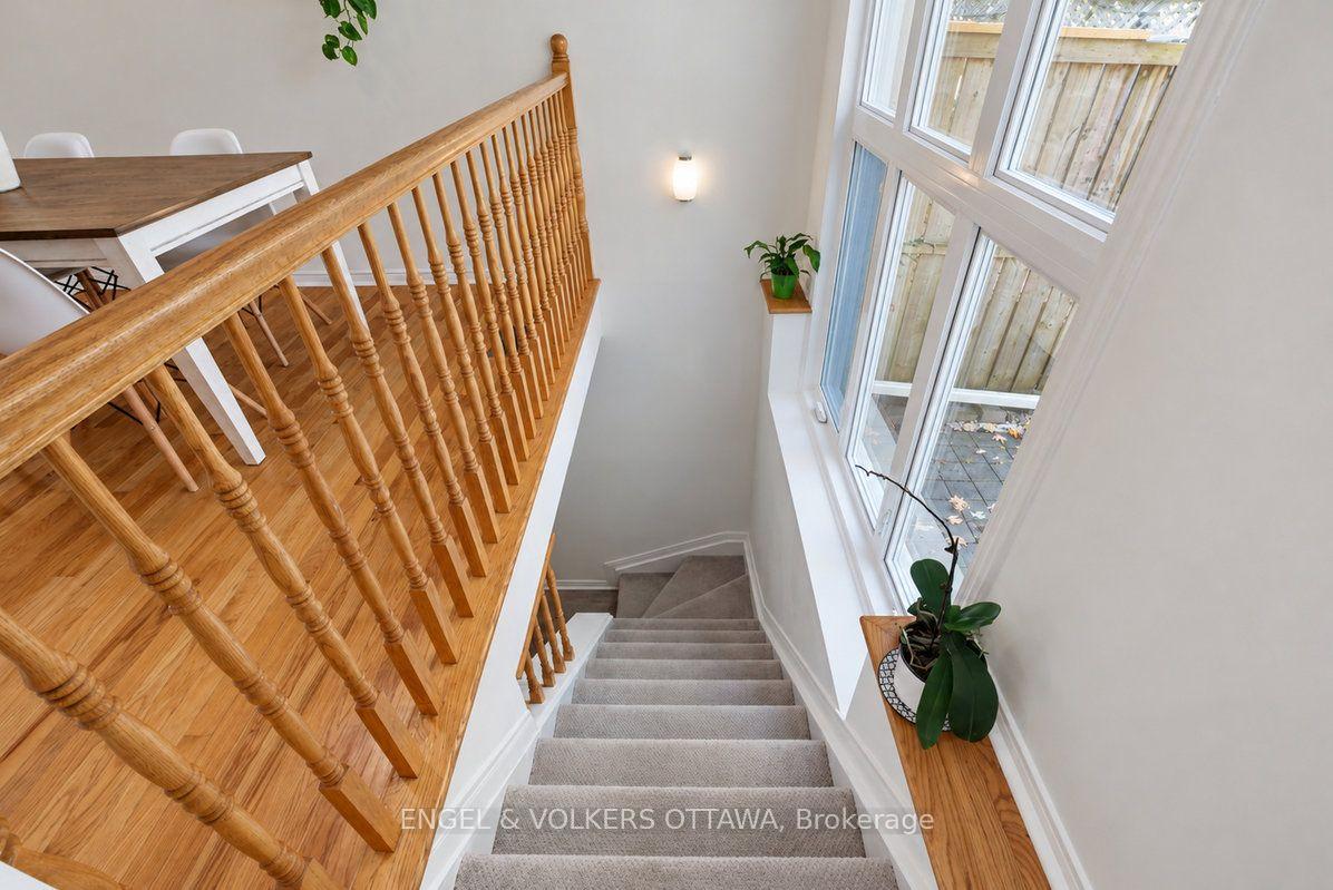 Photo 24 of 154 College Circle, Ottawa, Castle Heights — HOMEH