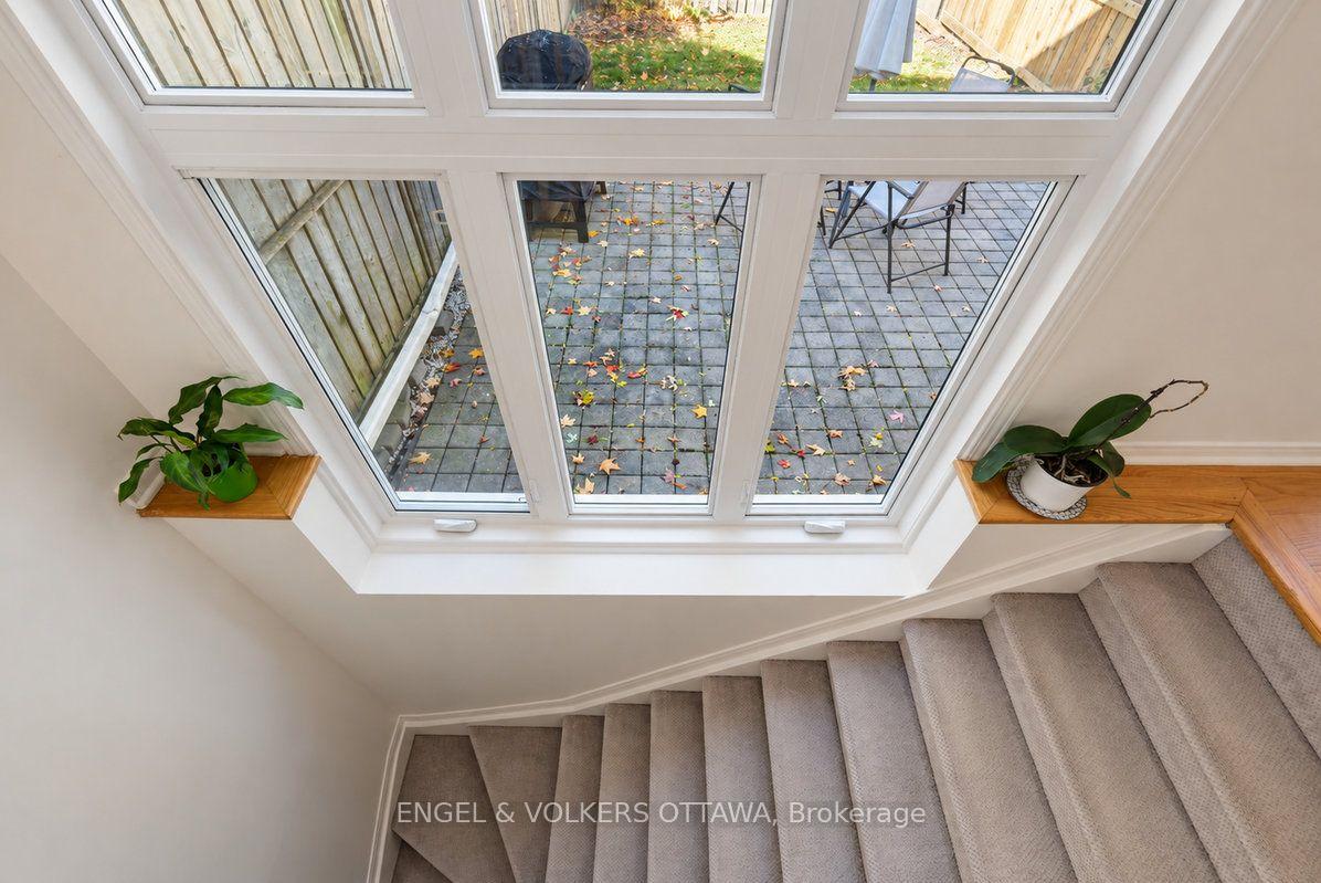 Photo 25 of 154 College Circle, Ottawa, Castle Heights — HOMEH