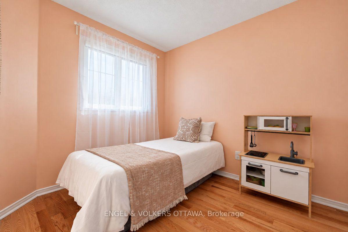 Photo 32 of 154 College Circle, Ottawa, Castle Heights — HOMEH