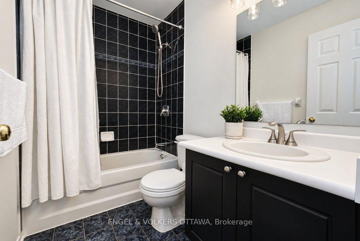 Photo 33 of 154 College Circle, Ottawa, Castle Heights — HOMEH