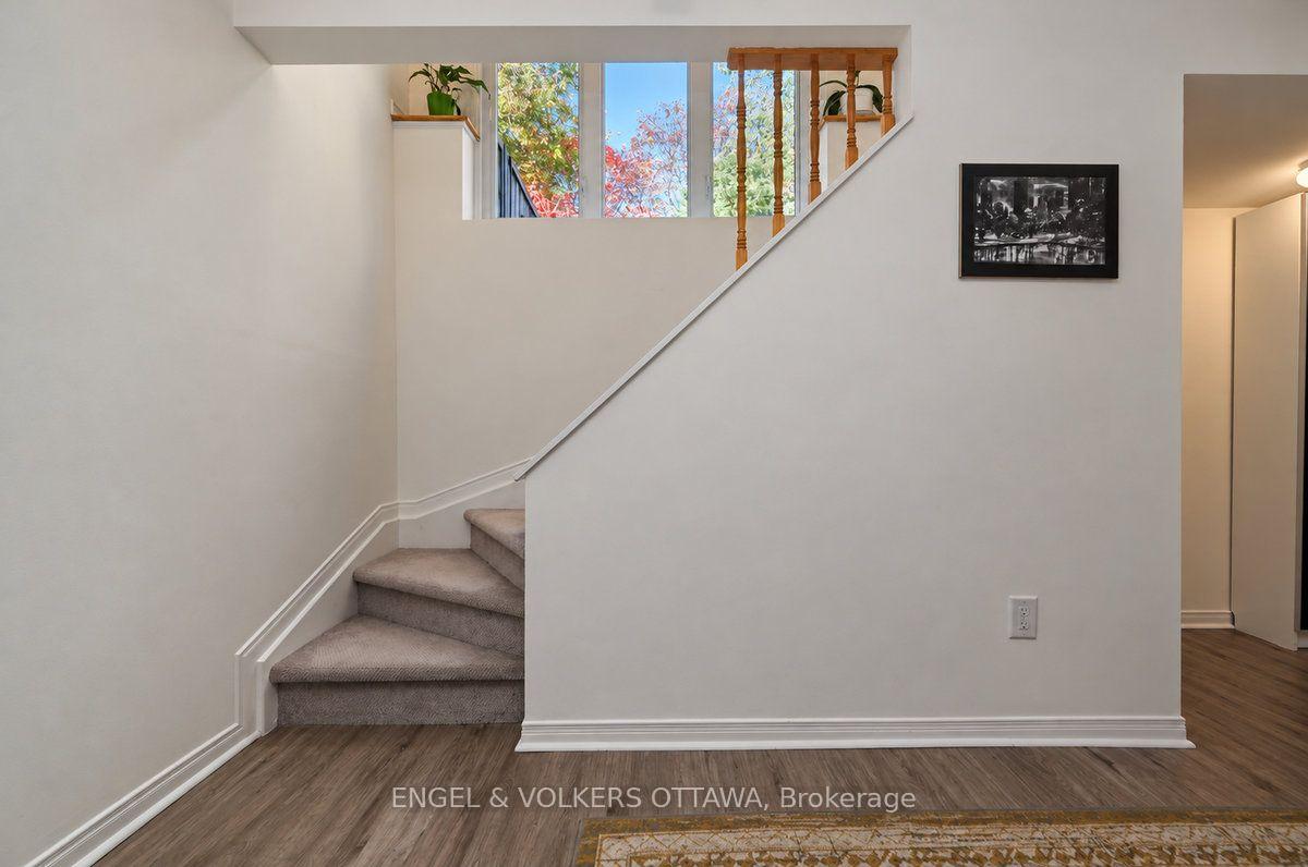 Photo 35 of 154 College Circle, Ottawa, Castle Heights — HOMEH