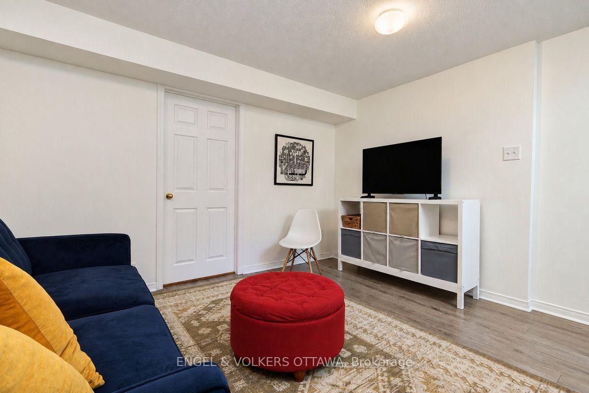Photo 37 of 154 College Circle, Ottawa, Castle Heights — HOMEH
