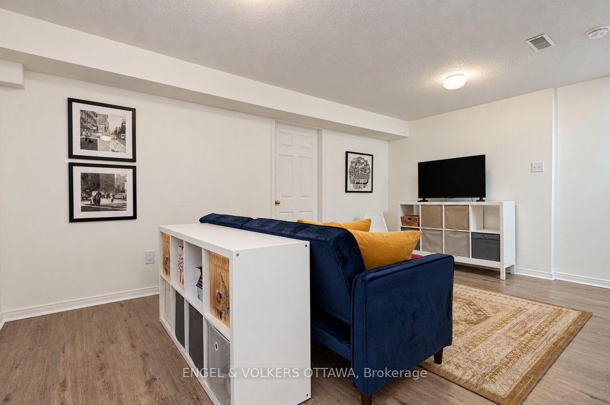 Photo 38 of 154 College Circle, Ottawa, Castle Heights — HOMEH